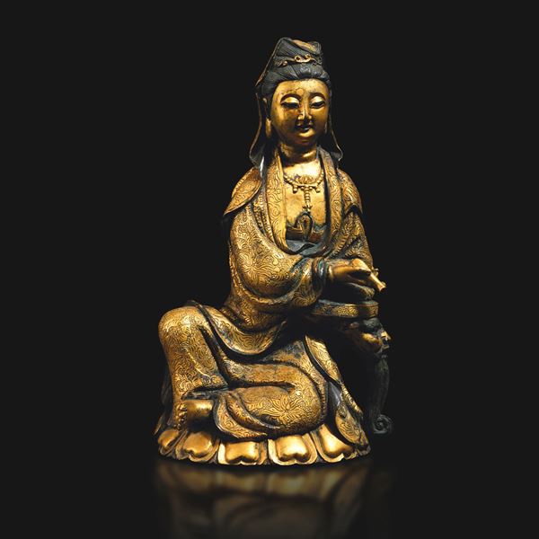 Figura di Guanyin in bronzo dorato con decori a motivi floreali intagliati, Cina, Dinastia Qing, XIX secolo
