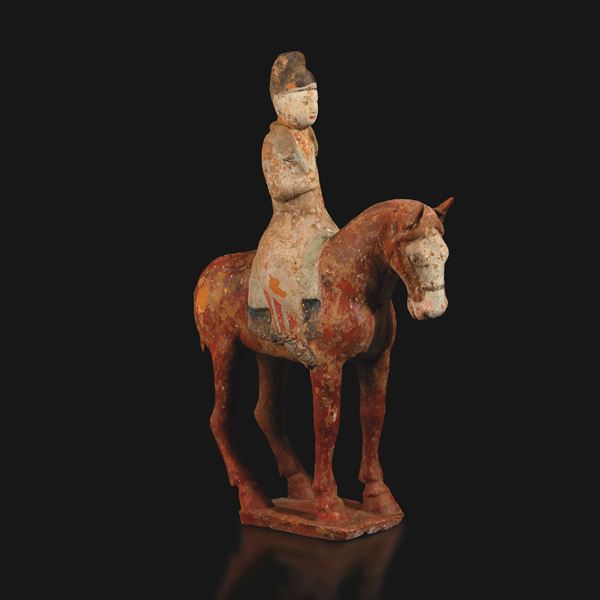 Figura di dignitario a cavallo in terracotta policroma, Cina, Dinastia Tang (618-906)