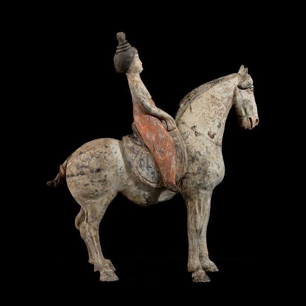 Figura femminile a cavallo in terracotta con tracce di policromia, Cina, Dinastia Tang (618-906)