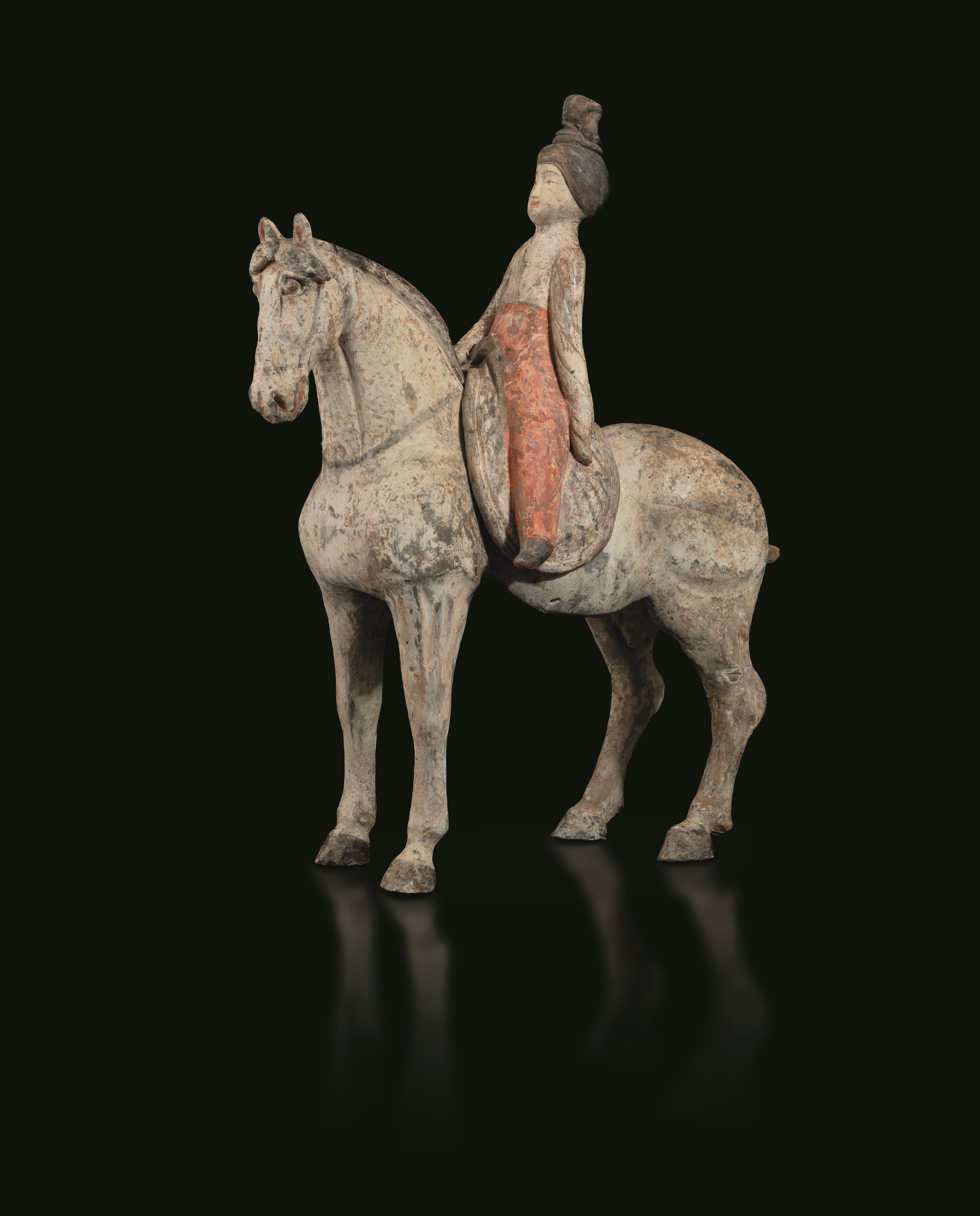 Dinastia Tang (618-906), Figura femminile a cavallo, terracotta con tracce di policromia
