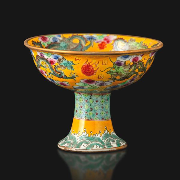 Stem cup in porcellana a smalti policromi raffigurante drago con decori a motivi floreali, Cina, XX secolo