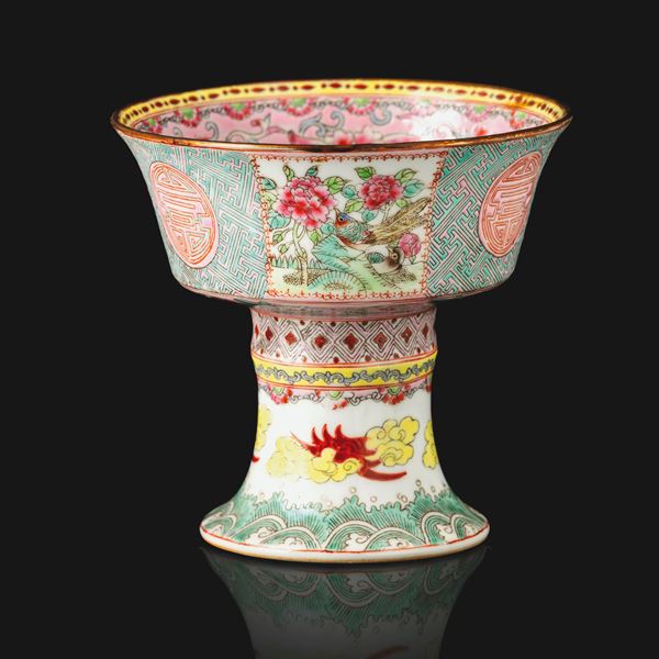 Stem cup in porcellana Famiglia Rosa raffigurante scene a soggetto naturalistico entro riserva con decori a motivi floreali, Cina, Repubblica