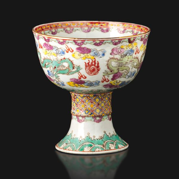 Stem cup in porcellana Famiglia Rosa raffigurante draghi con decori a motivi floreali, Cina, Repubblica
