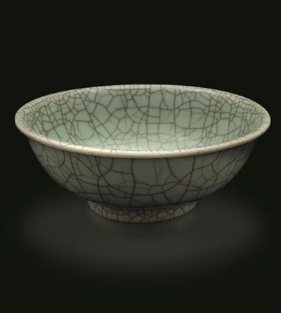 Ciotola in porcellana craquelé a fondo celadon, Cina, XIX secolo