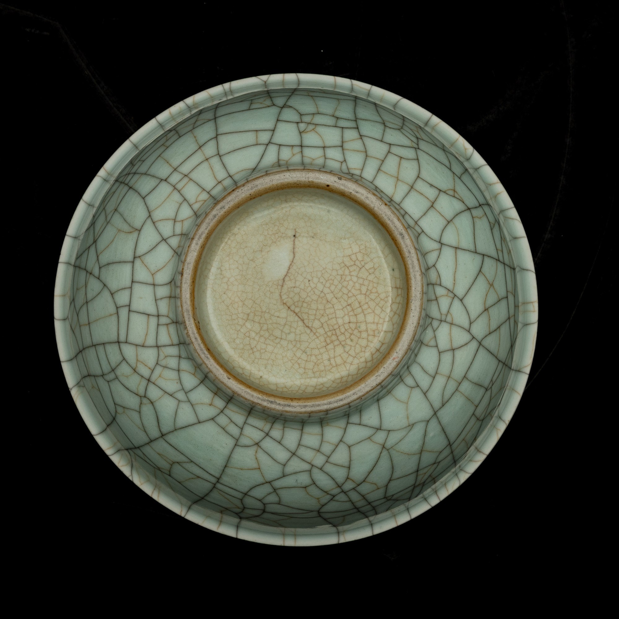 Ciotola in porcellana craquelé a fondo celadon, Cina, XIX secolo