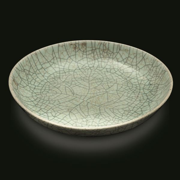 Piatto in porcellana craquelé a fondo Celadon, Cina, Dinastia Qing, epoca Qianlong (1736-1796)