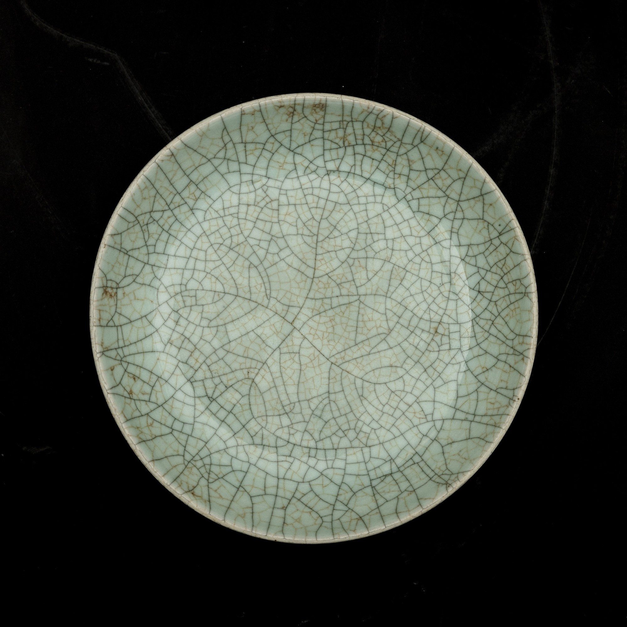 Cina, Piatto in porcellana craquelé a fondo celadon, Dinastia Qing, epoca Qianlong (1736–1796)