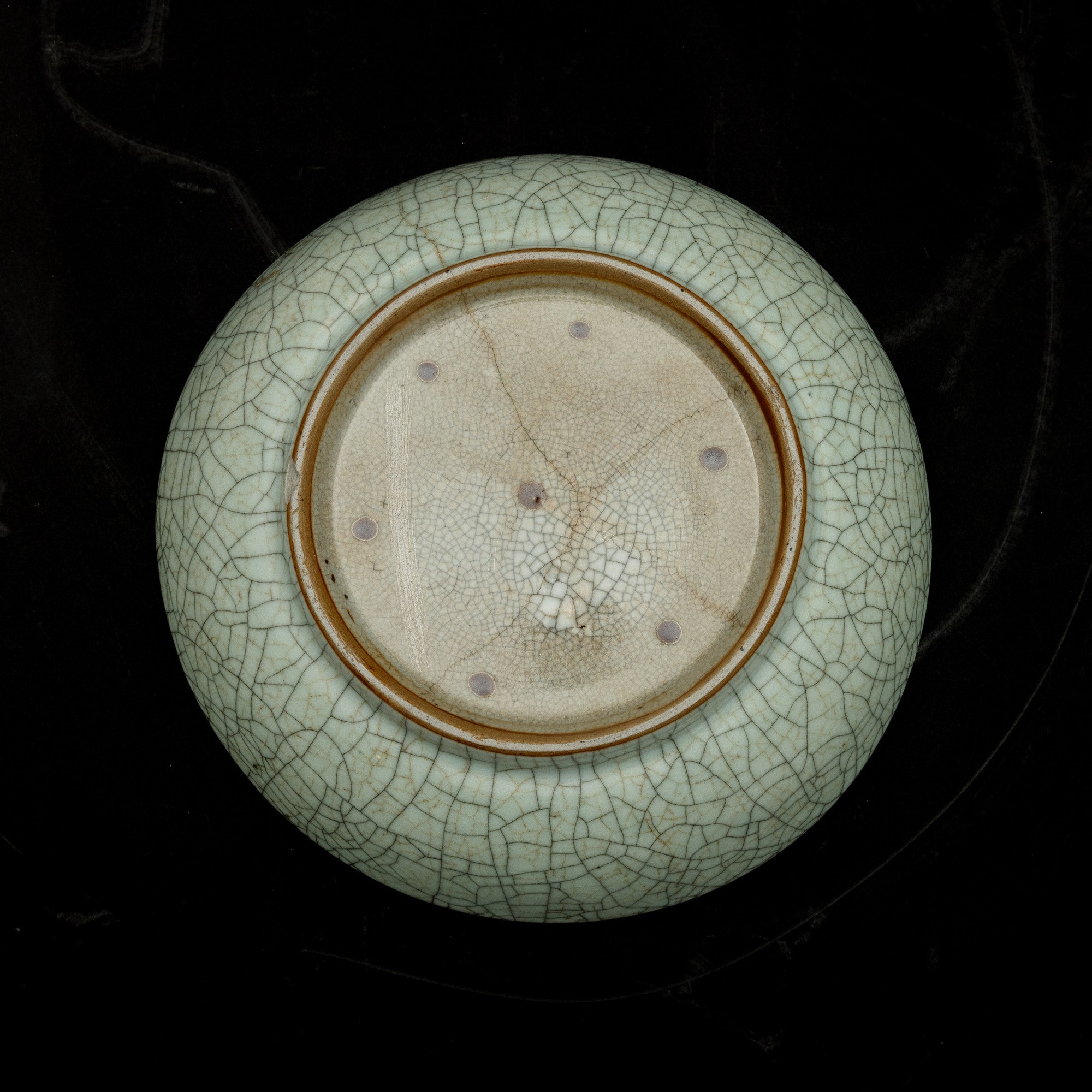Cina, Piatto in porcellana craquelé a fondo celadon, Dinastia Qing, epoca Qianlong (1736–1796)