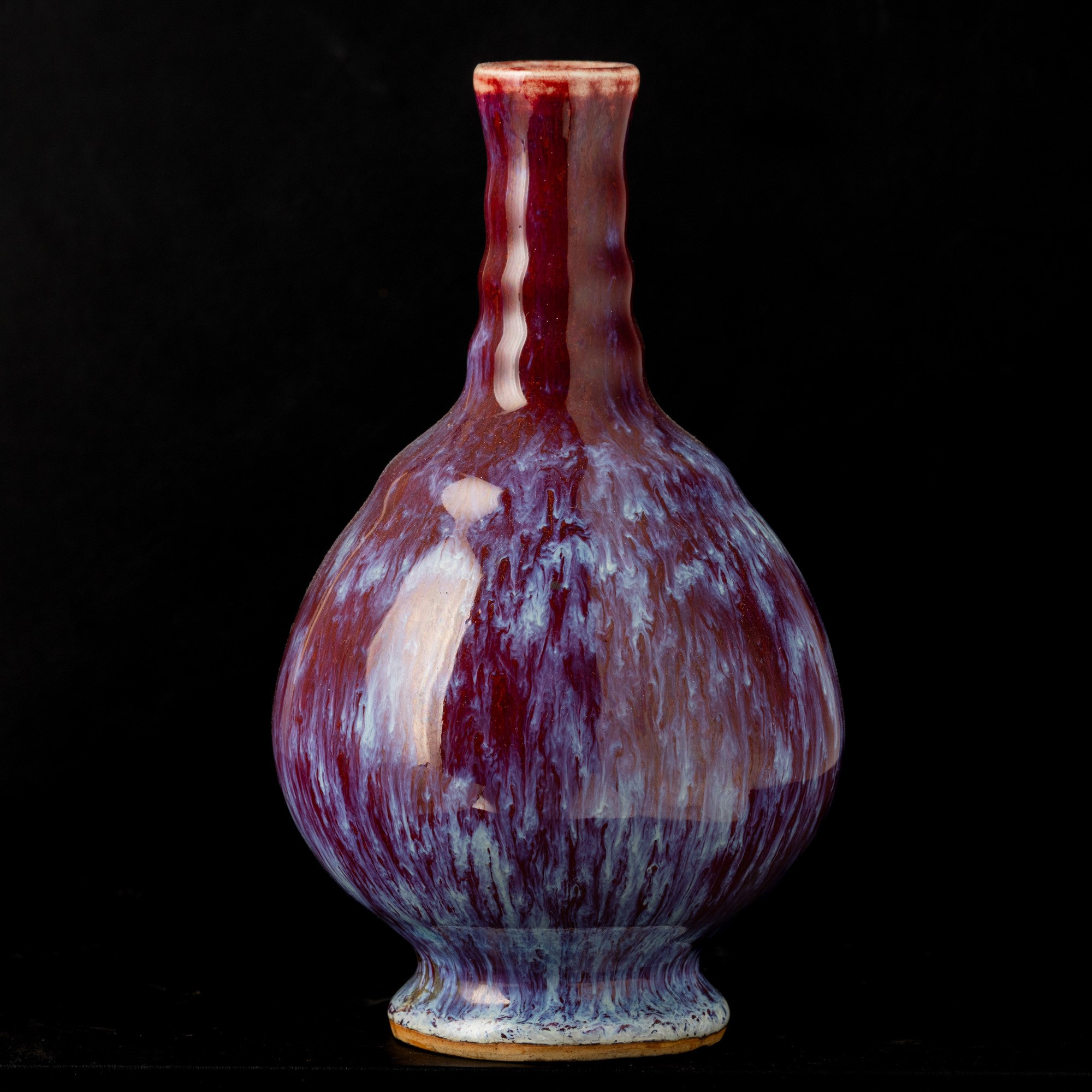 Cina, Vaso a bottiglia in porcellana con invetriatura flambé, Dinastia Qing, XIX secolo