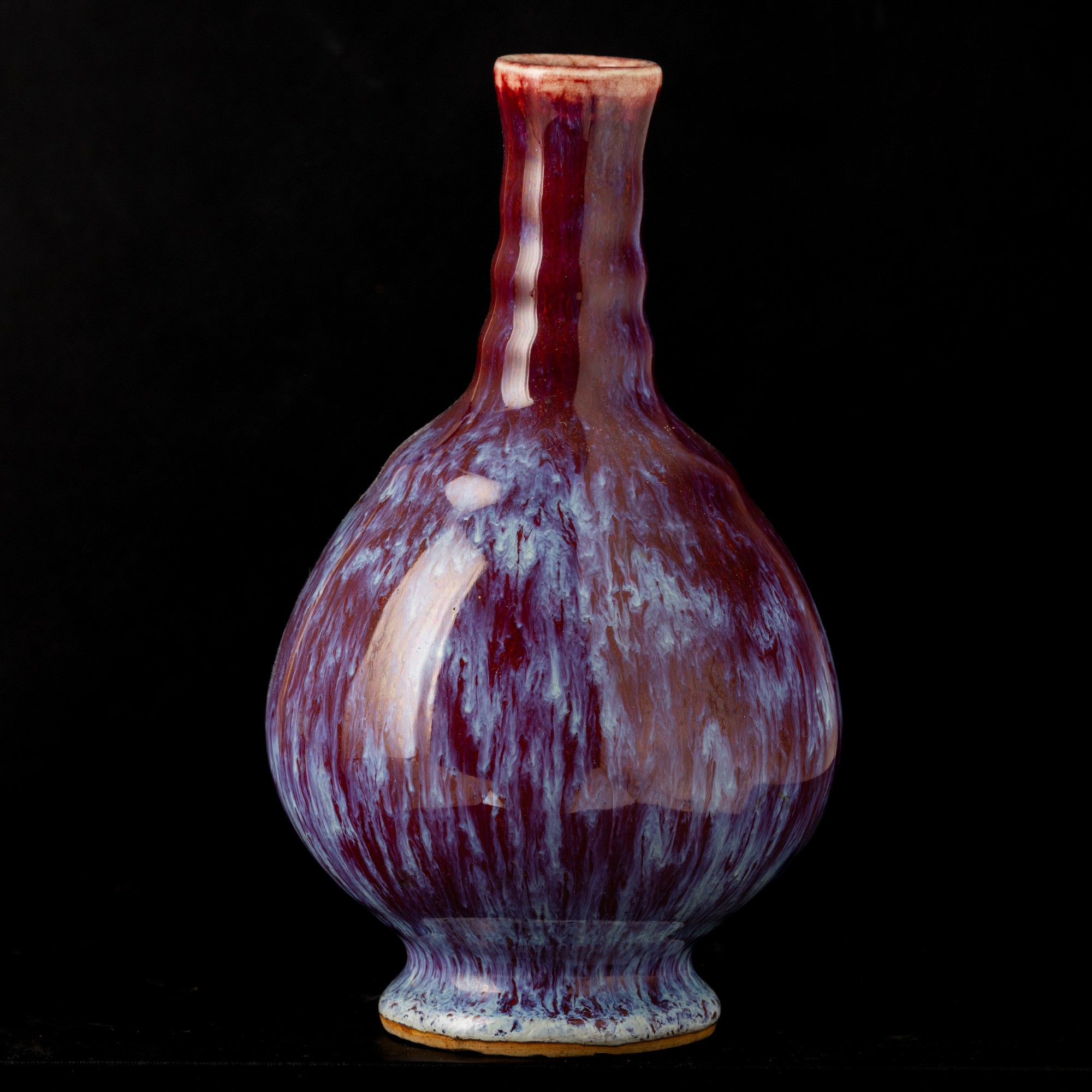 Cina, Vaso a bottiglia in porcellana con invetriatura flambé, Dinastia Qing, XIX secolo