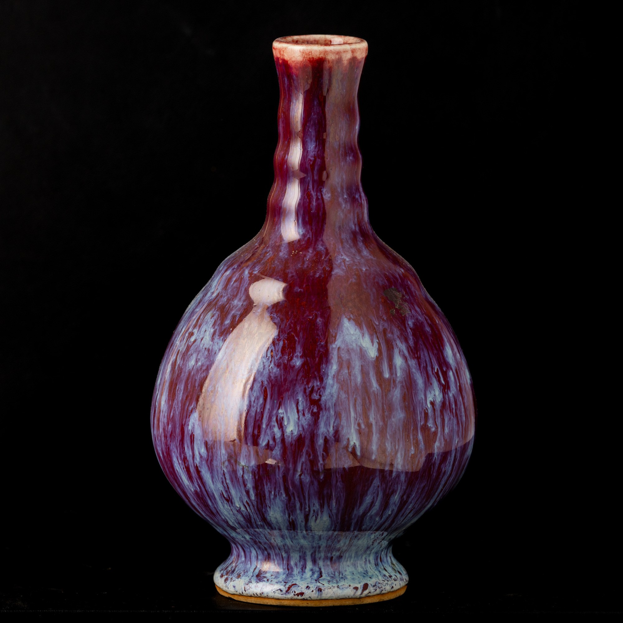 Cina, Vaso a bottiglia in porcellana con invetriatura flambé, Dinastia Qing, XIX secolo