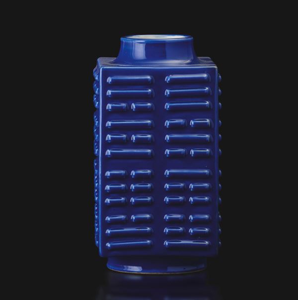 Vaso in porcellana Kong monocroma blu a sezione quadrata con decori a rilievo, Cina, Dinastia Qing, marca e del periodo Guangxu (1875-1908)