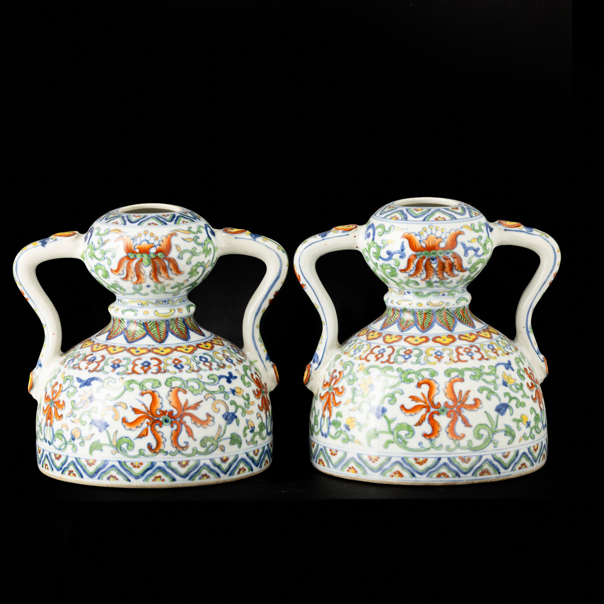 Coppia di vasi in porcellana in stile Doucai con marchio apocrifo Qianlong, Cina, XX secolo