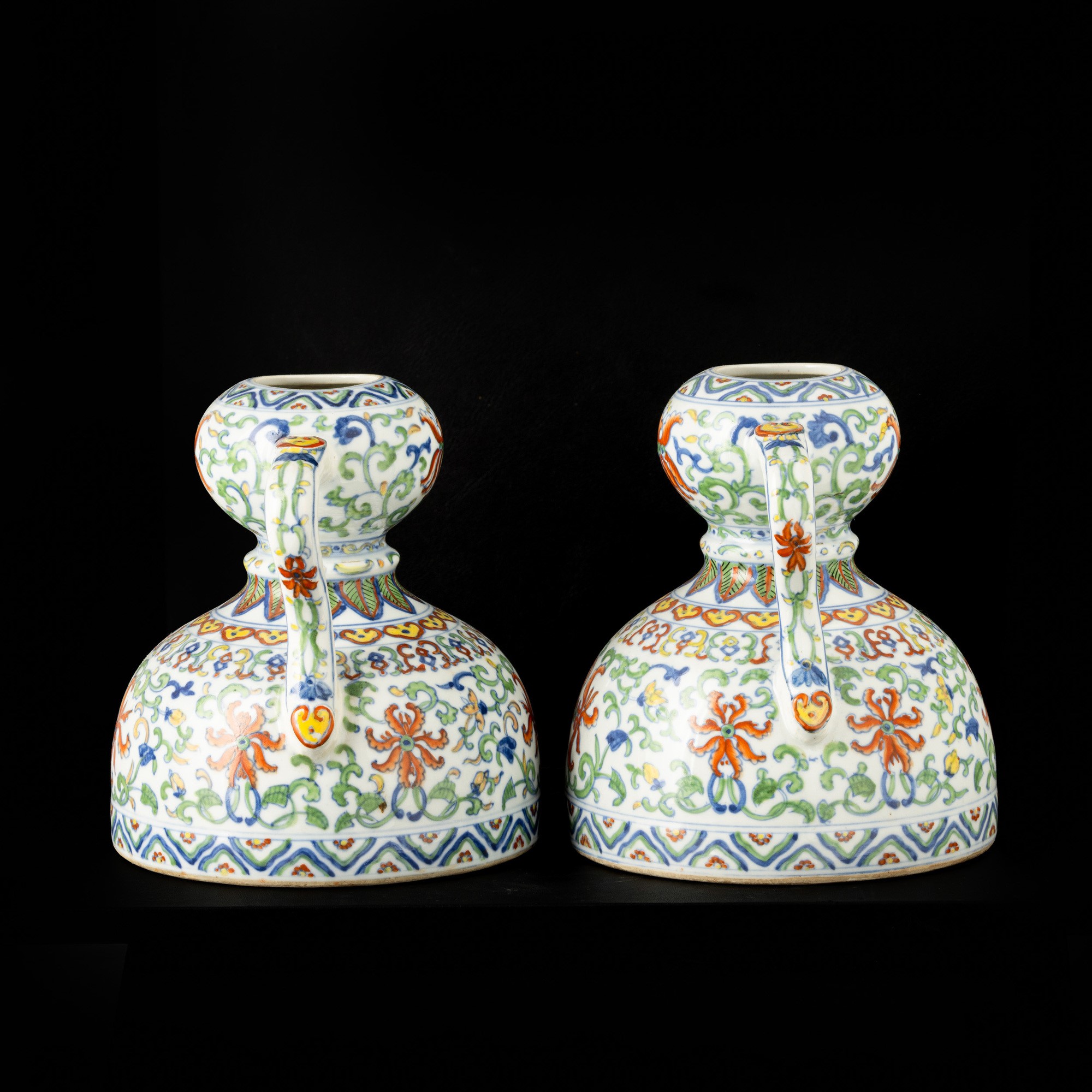 Coppia di vasi in porcellana in stile Doucai con marchio apocrifo Qianlong, Cina, XX secolo