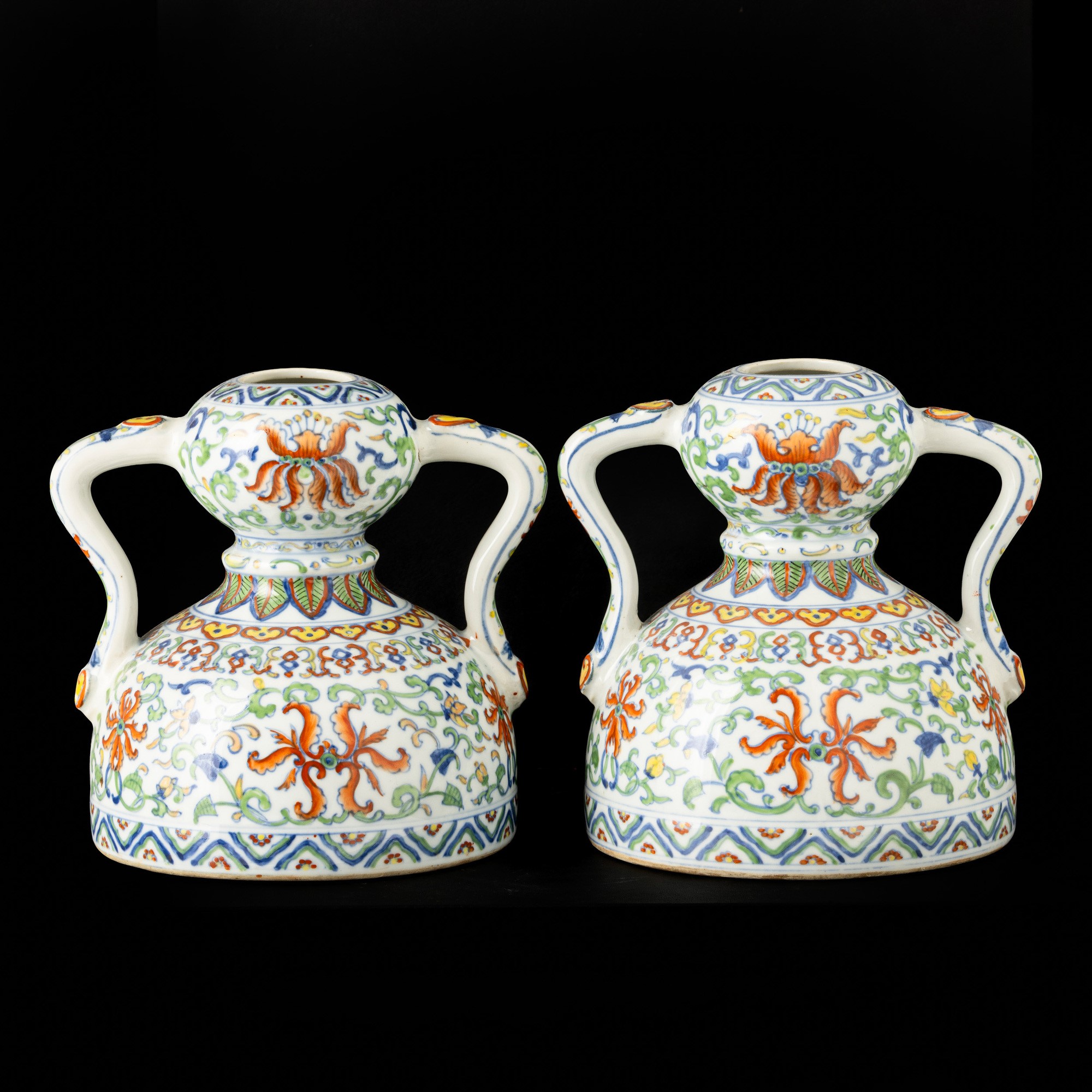 Coppia di vasi in porcellana in stile Doucai con marchio apocrifo Qianlong, Cina, XX secolo