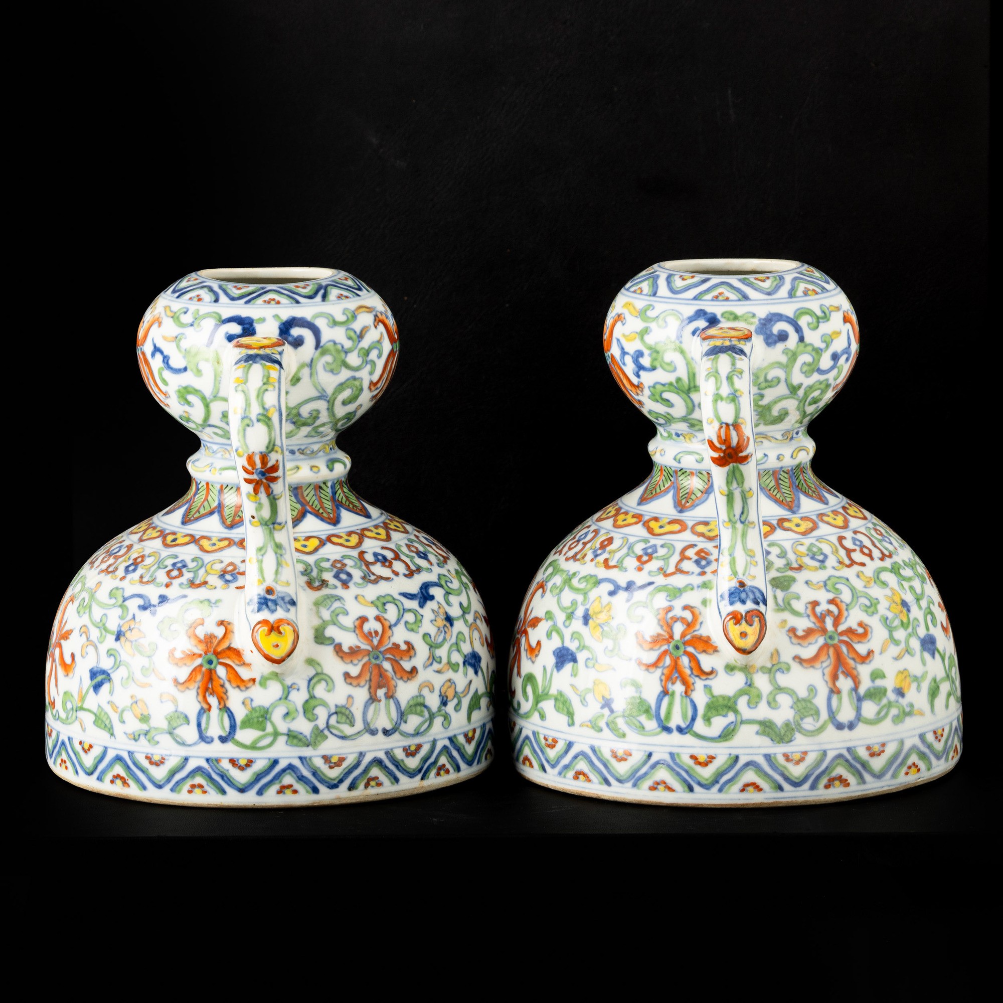 Coppia di vasi in porcellana in stile Doucai con marchio apocrifo Qianlong, Cina, XX secolo