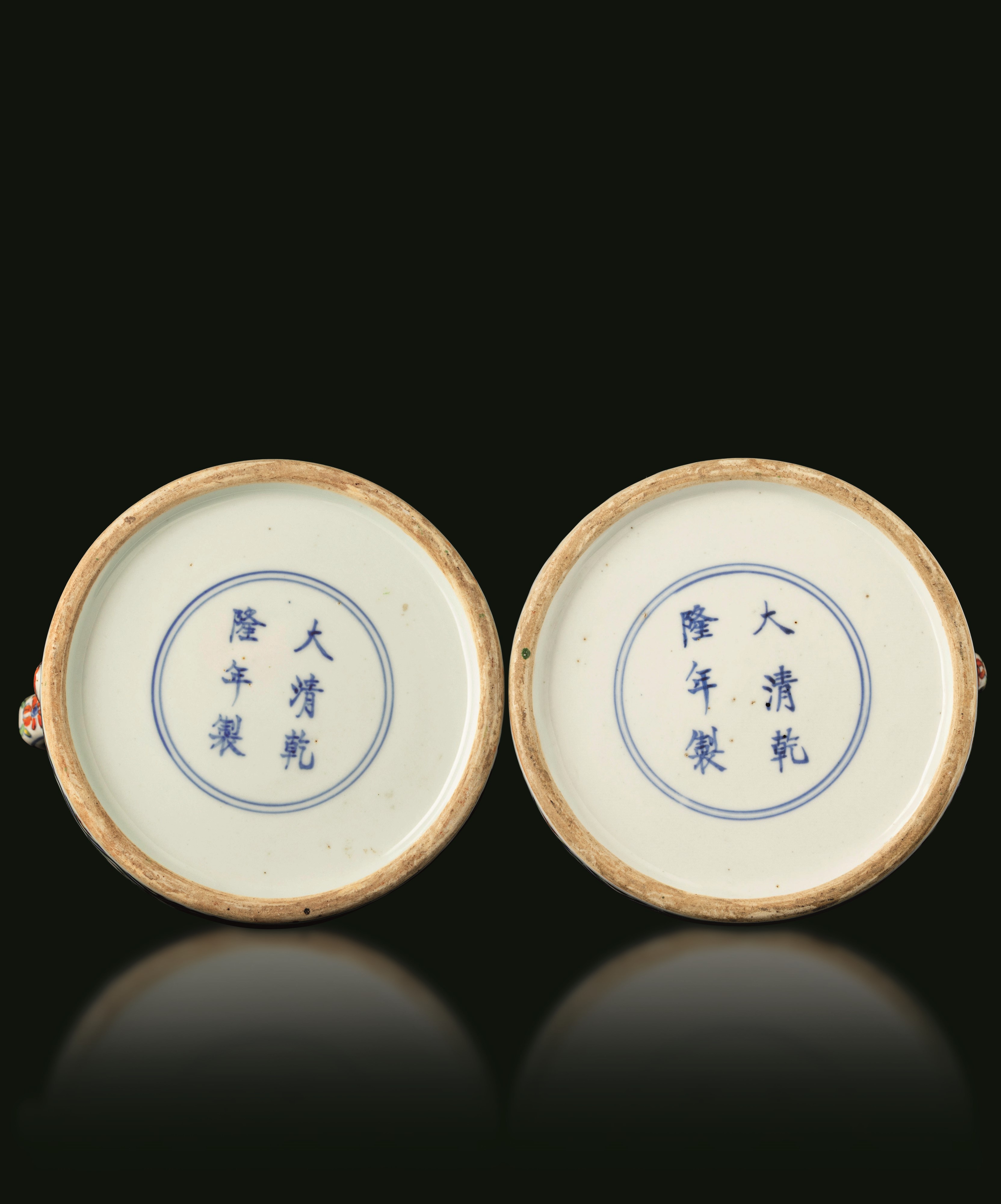 Coppia di vasi in porcellana in stile Doucai con marchio apocrifo Qianlong, Cina, XX secolo