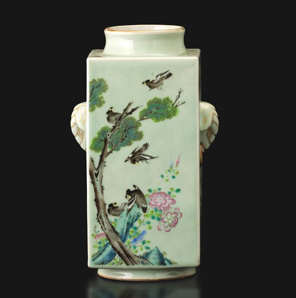 Vaso di forma Kong con prese modellate ad elefante in porcellana Famiglia Rosa a soggetto naturalistico, Cina, Dinastia Qing, XIX secolo