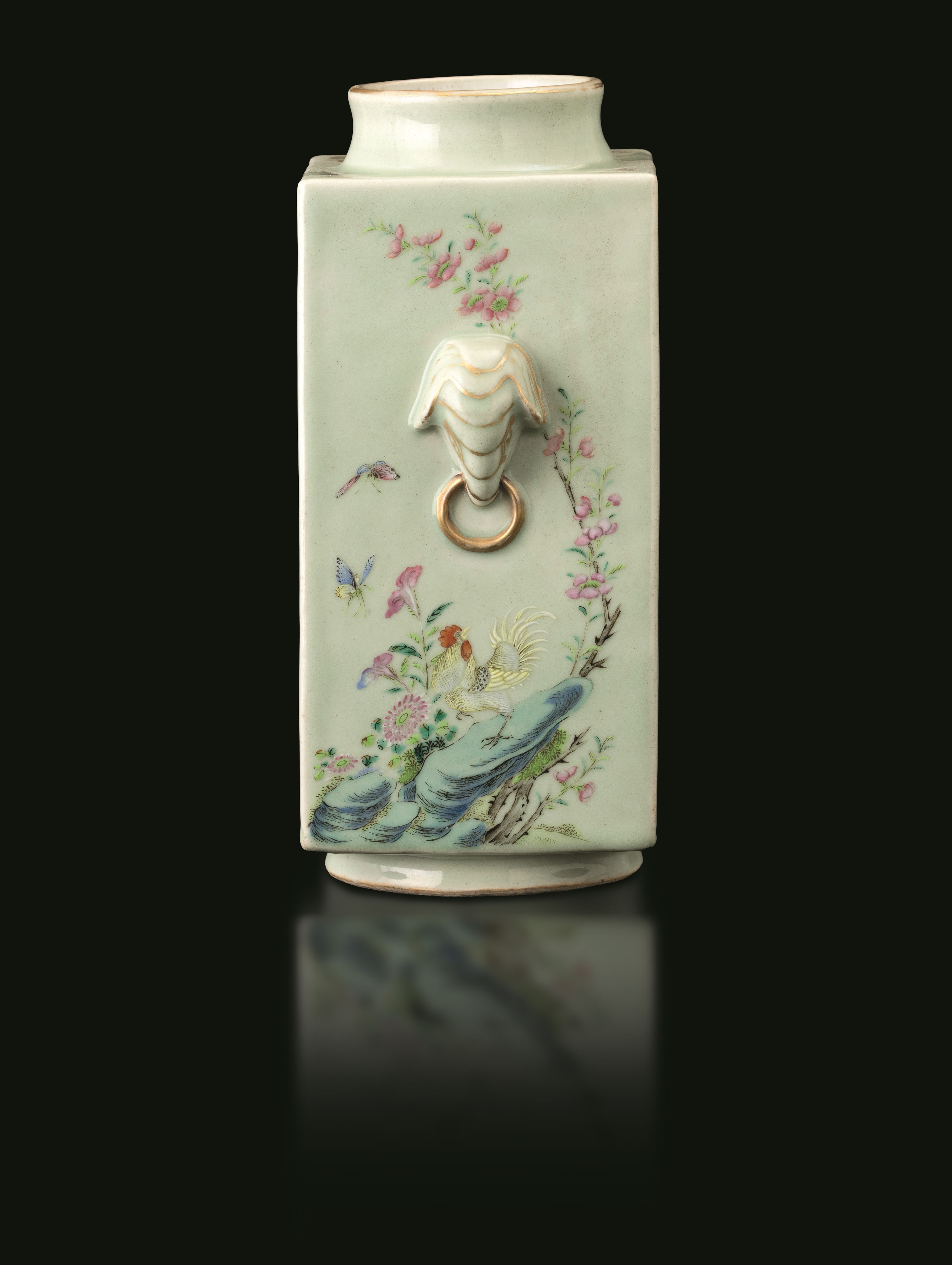 Cina, Dinastia Qing (XIX secolo), Vaso di forma Kong in porcellana Famiglia Rosa con prese modell...