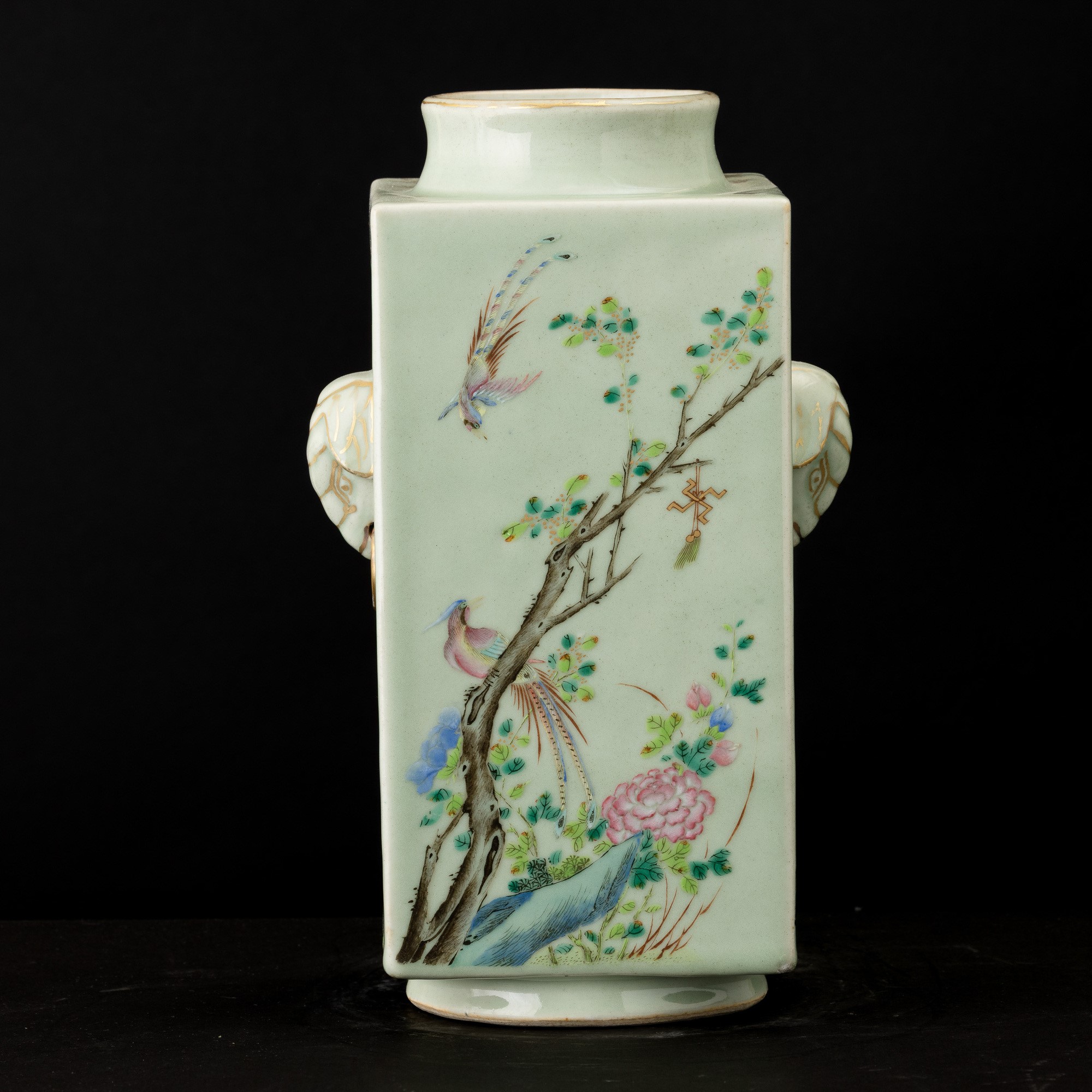 Cina, Dinastia Qing (XIX secolo), Vaso di forma Kong in porcellana Famiglia Rosa con prese modell...