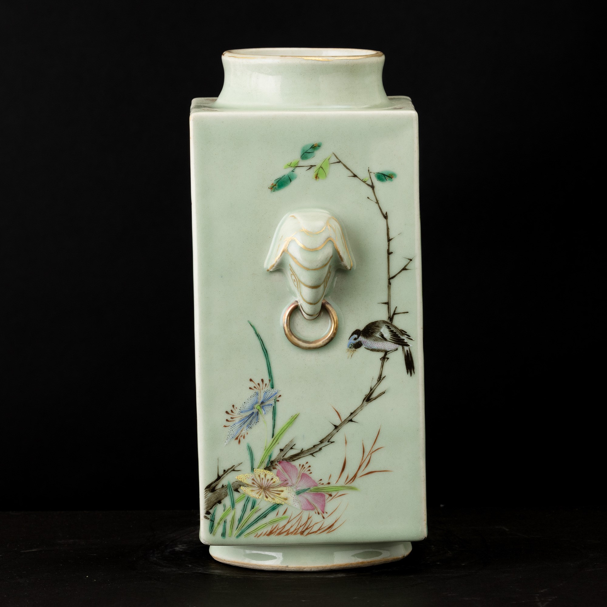 Cina, Dinastia Qing (XIX secolo), Vaso di forma Kong in porcellana Famiglia Rosa con prese modell...
