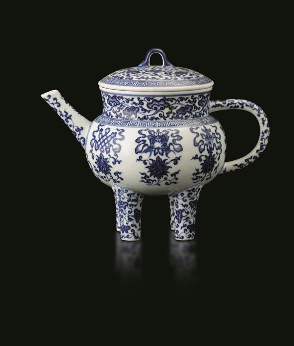 Incensiere in porcellana bianca e blu con decori Leiwen e fiori di loto, Cina, Repubblica