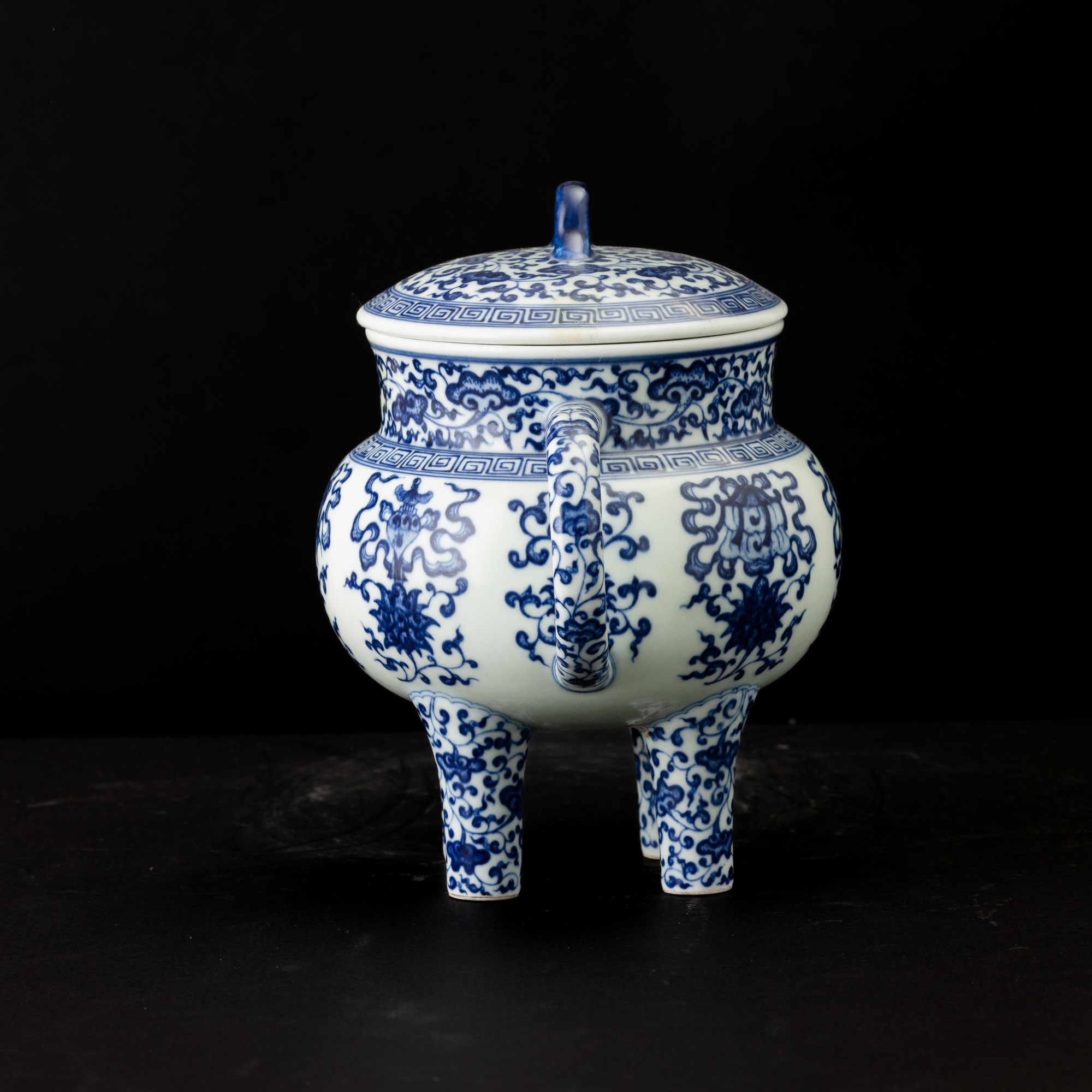 Incensiere, porcellana bianca e blu con decori Leiwen e fiori di loto (Cina, Repubblica)