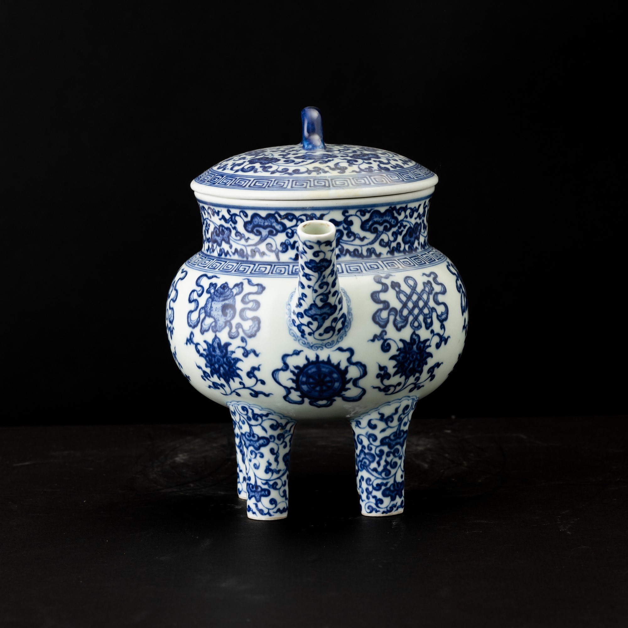 Incensiere, porcellana bianca e blu con decori Leiwen e fiori di loto (Cina, Repubblica)