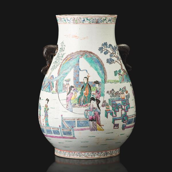 Hu vase with two handles in porcelain depicting a court scene, China, Republic period.