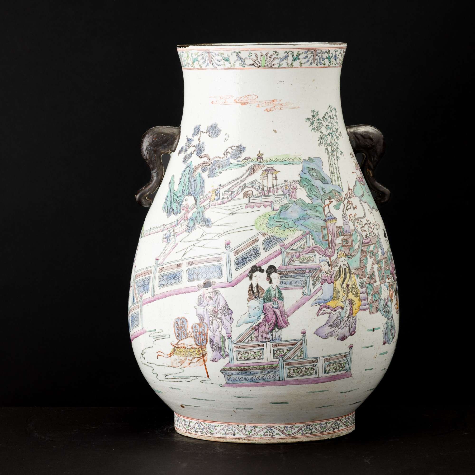 Cina (Repubblica), Vaso Hu biansato in porcellana con scena di corte
