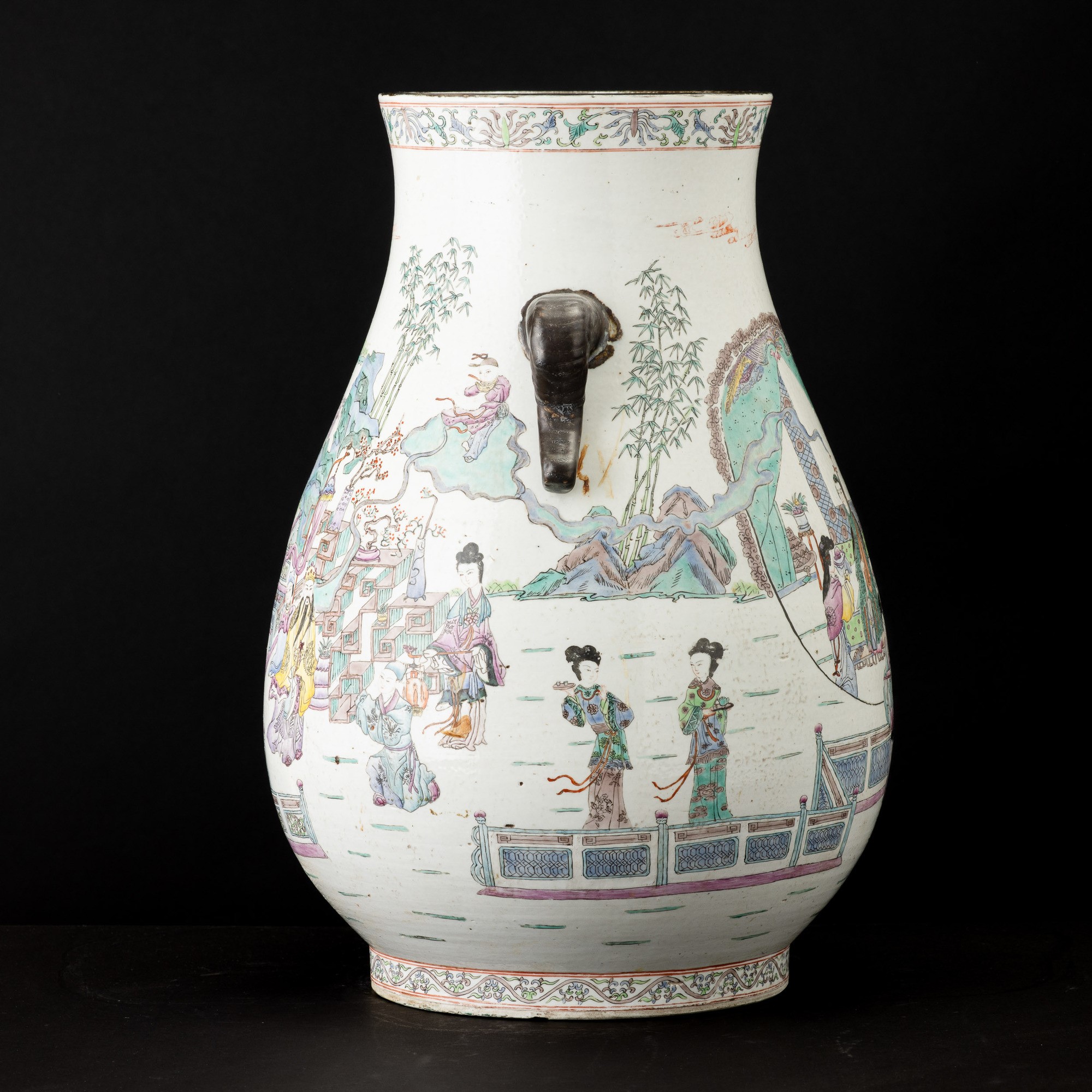 Cina (Repubblica), Vaso Hu biansato in porcellana con scena di corte