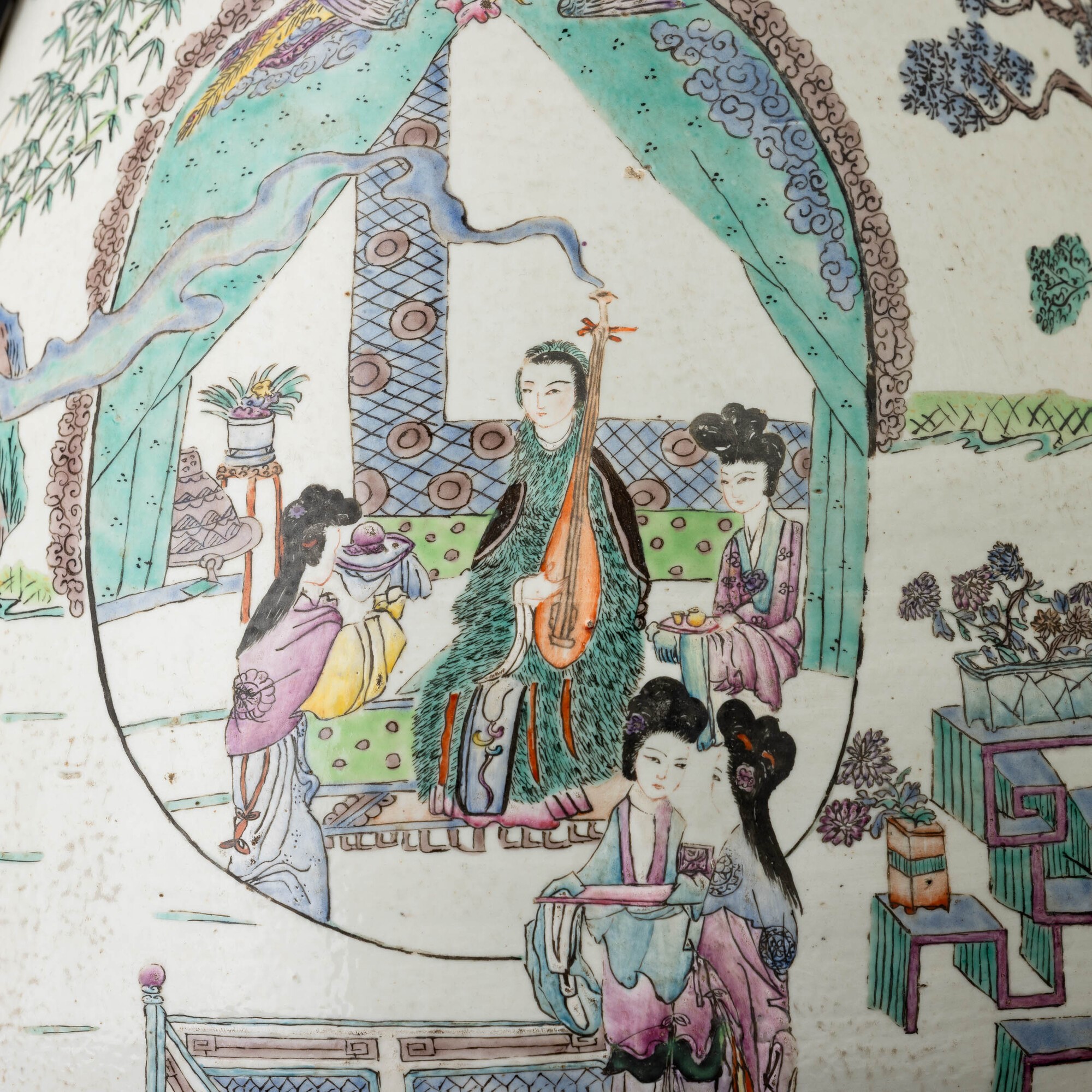 Cina (Repubblica), Vaso Hu biansato in porcellana con scena di corte
