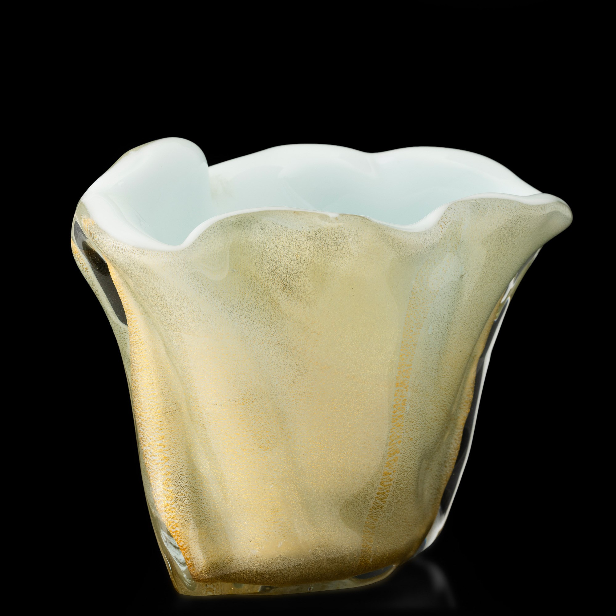 Venini, Vaso in vetro sommerso lattimo e pagliesco con inclusione di foglia oro (Murano, 1950 ca....