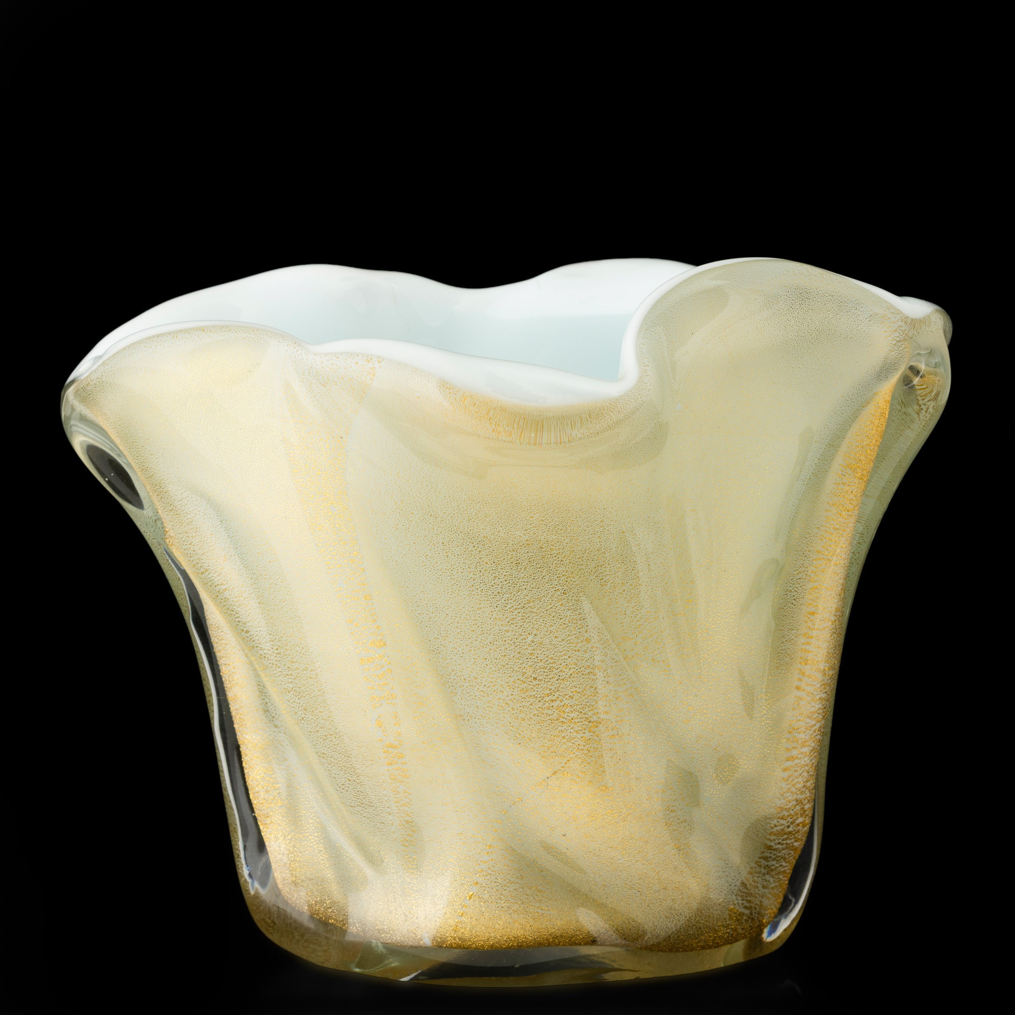 Venini, Vaso in vetro sommerso lattimo e pagliesco con inclusione di foglia oro (Murano, 1950 ca....