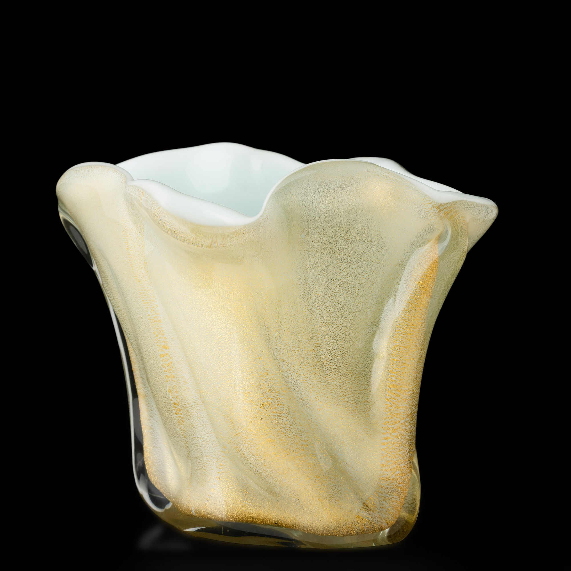 Venini, Vaso in vetro sommerso lattimo e pagliesco con inclusione di foglia oro (Murano, 1950 ca....