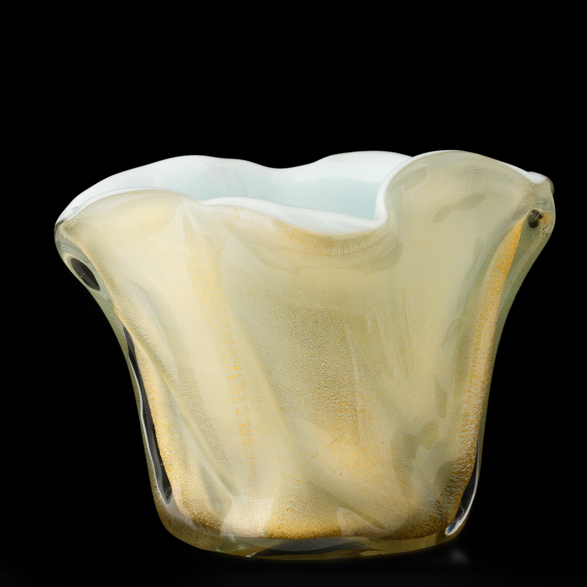 Venini, Vaso in vetro sommerso lattimo e pagliesco con inclusione di foglia oro (Murano, 1950 ca....