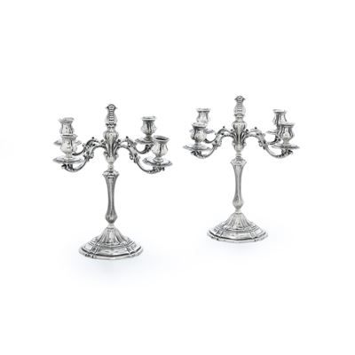 Coppia di candelabri, argento fuso e sagomato, prima metà del XX secolo