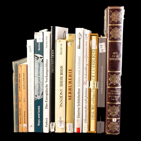 Miscellanea di dodici pubblicazioni relative a chiavi e lucchetti in lingue diverse