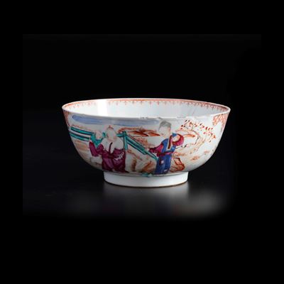 Cina, dinastia Qing (XVIII secolo), Ciotola in porcellana decorata “Famiglia Rosa” con scena di v...
