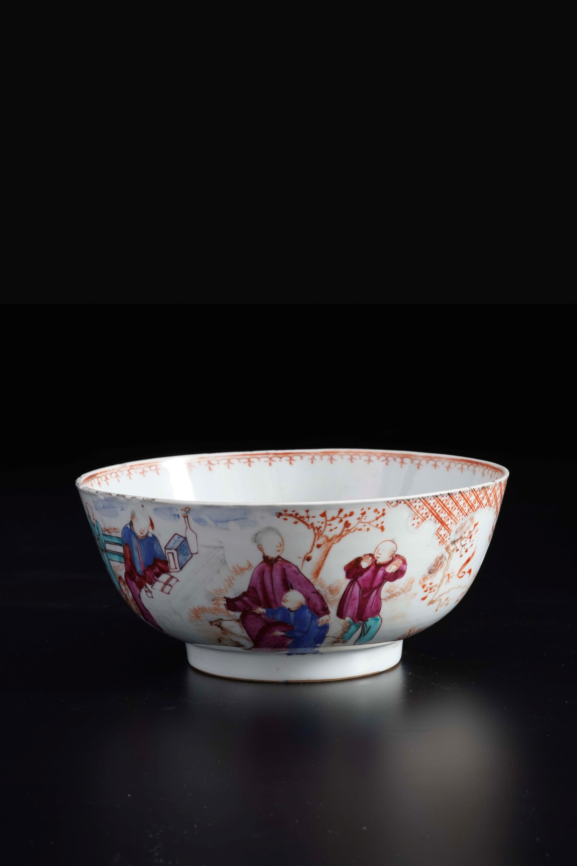 Cina, dinastia Qing (XVIII secolo), Ciotola in porcellana decorata “Famiglia Rosa” con scena di v...