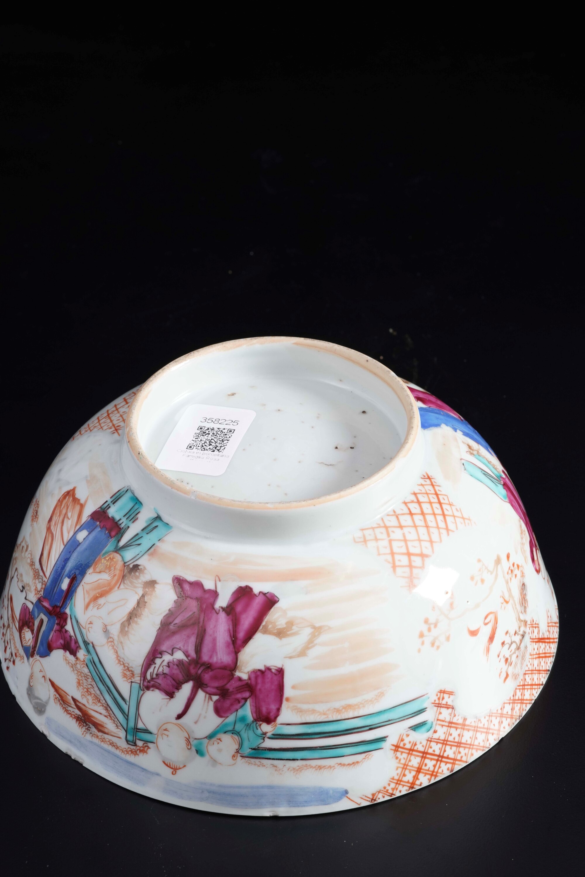Cina, dinastia Qing (XVIII secolo), Ciotola in porcellana decorata “Famiglia Rosa” con scena di v...