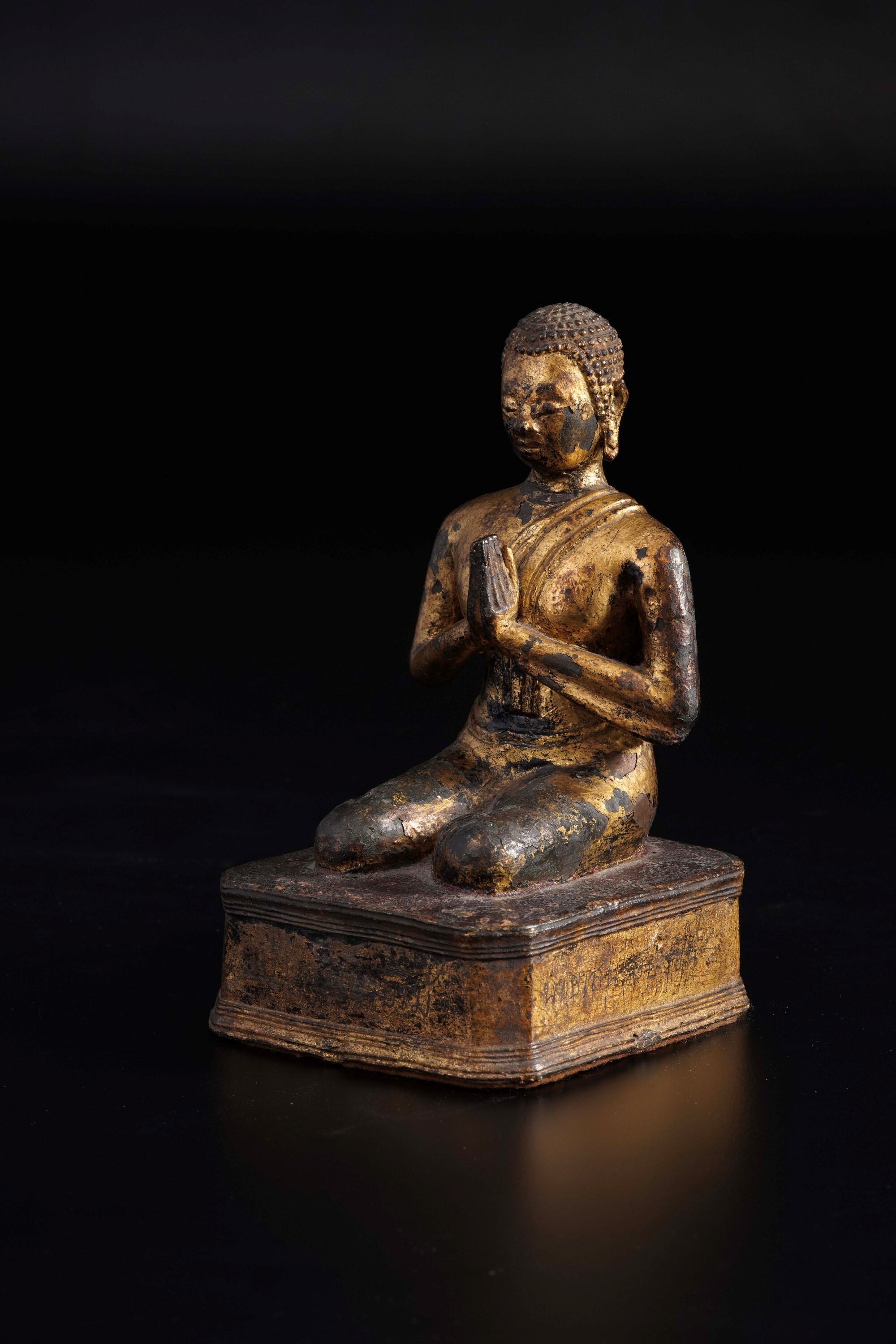Figura di Buddha in preghiera in bronzo dorato, Thailandia, XIX secolo