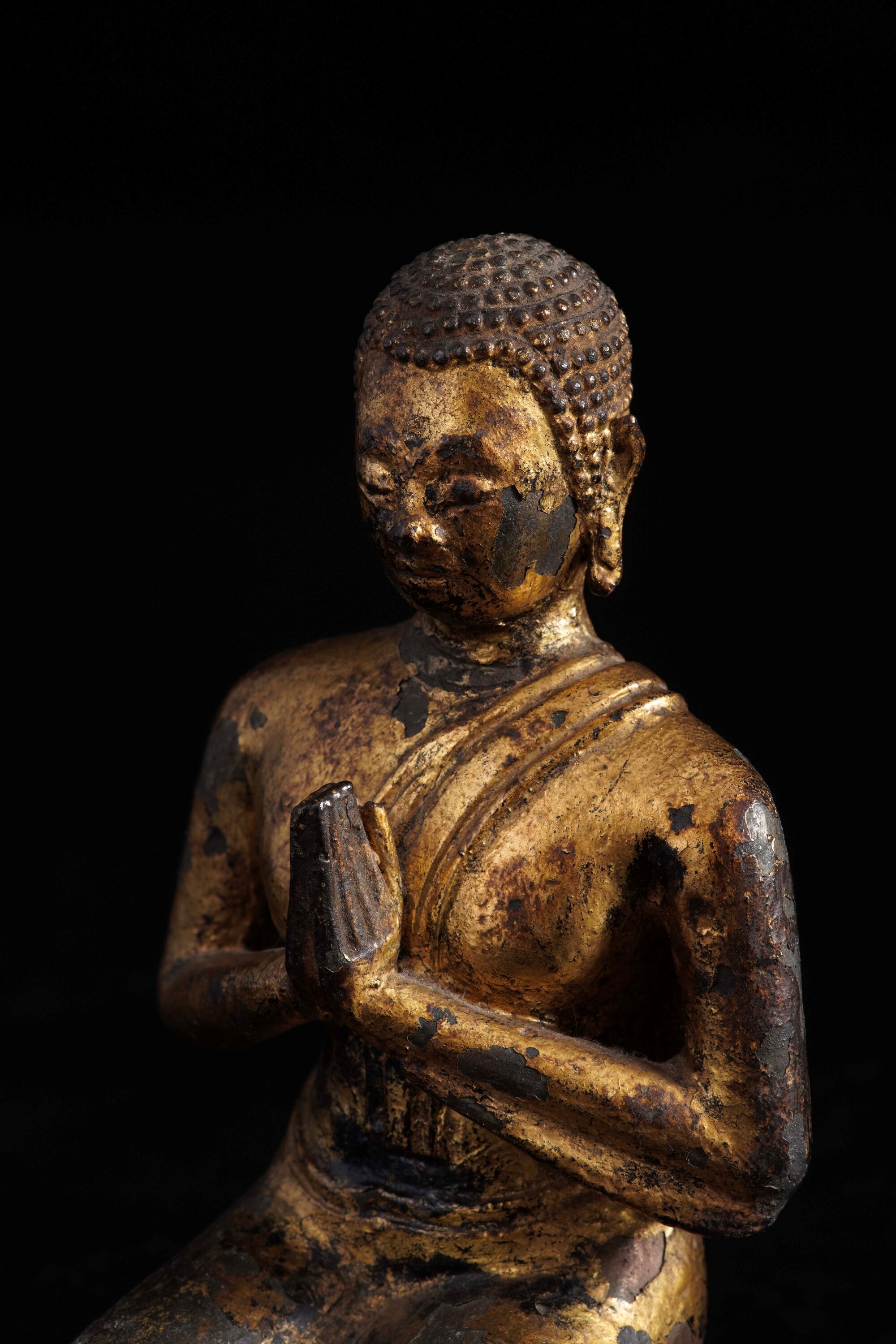 Figura di Buddha in preghiera in bronzo dorato, Thailandia, XIX secolo