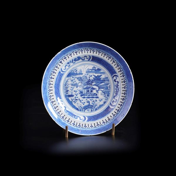 Piatto in porcellana bianca e blu raffigurante scena paesaggistica, Cina, Dinastia Qing, XIX secolo