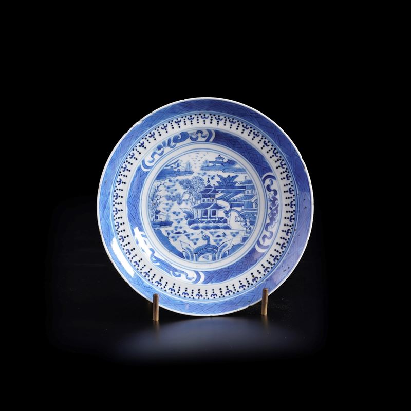 Piatto in porcellana bianca e blu raffigurante scena paesaggistica, Cina, Dinastia Qing, XIX secolo  - Auction Asian Art - Cambi Casa d'Aste