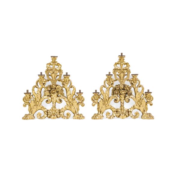 Coppia di candelabri in legno intagliato e dorato. XVIII-XIX secolo