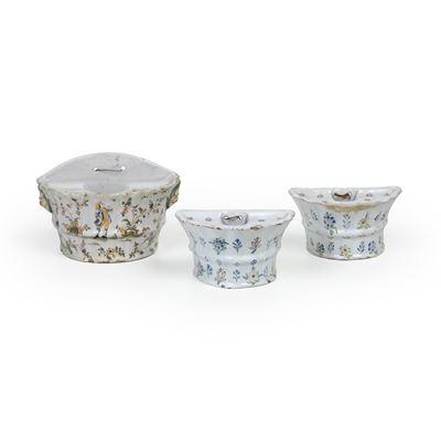 Francia, Moustiers, Fioriera da parete in maiolica, XVIII secolo