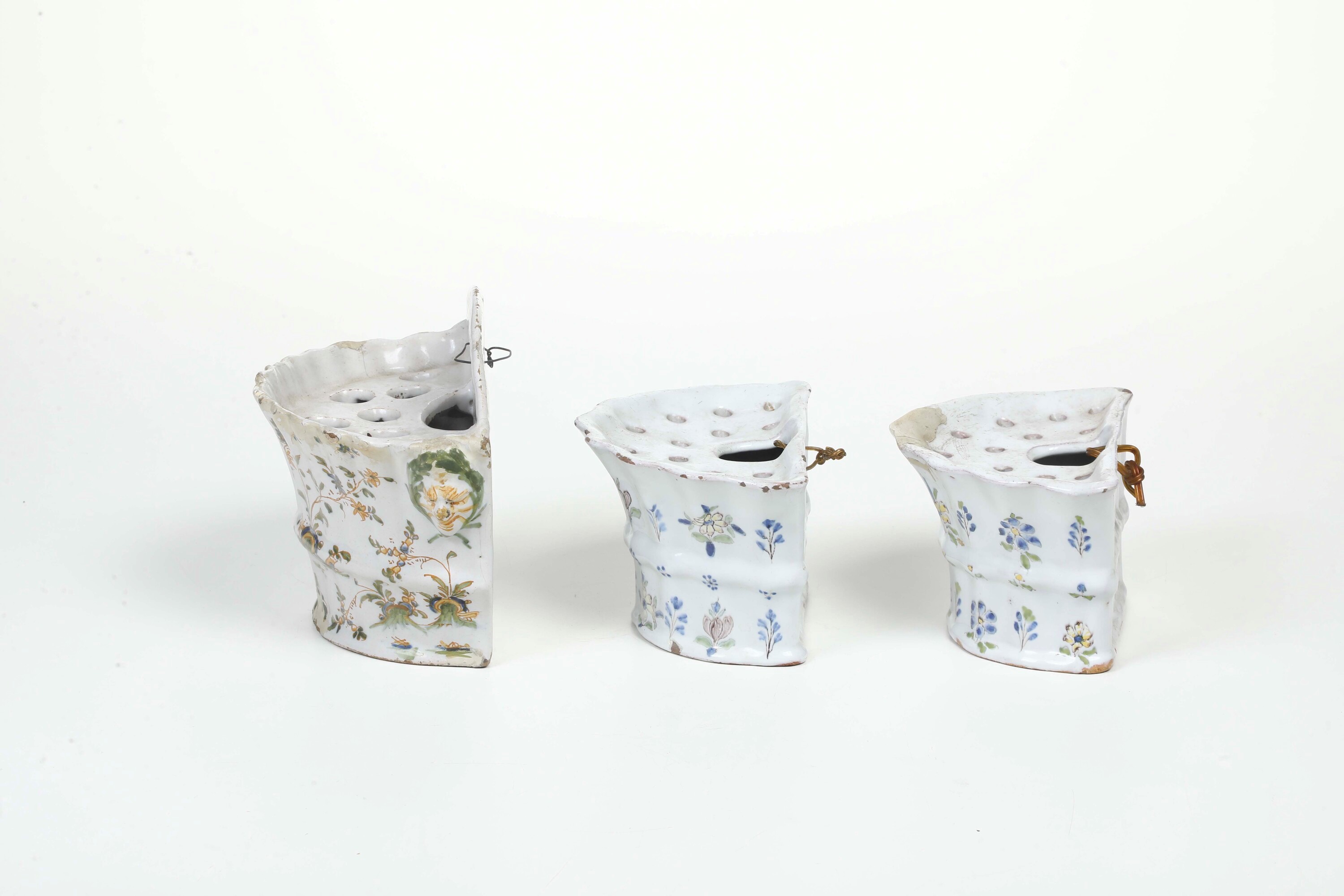 Francia, Moustiers, Fioriera da parete in maiolica, XVIII secolo