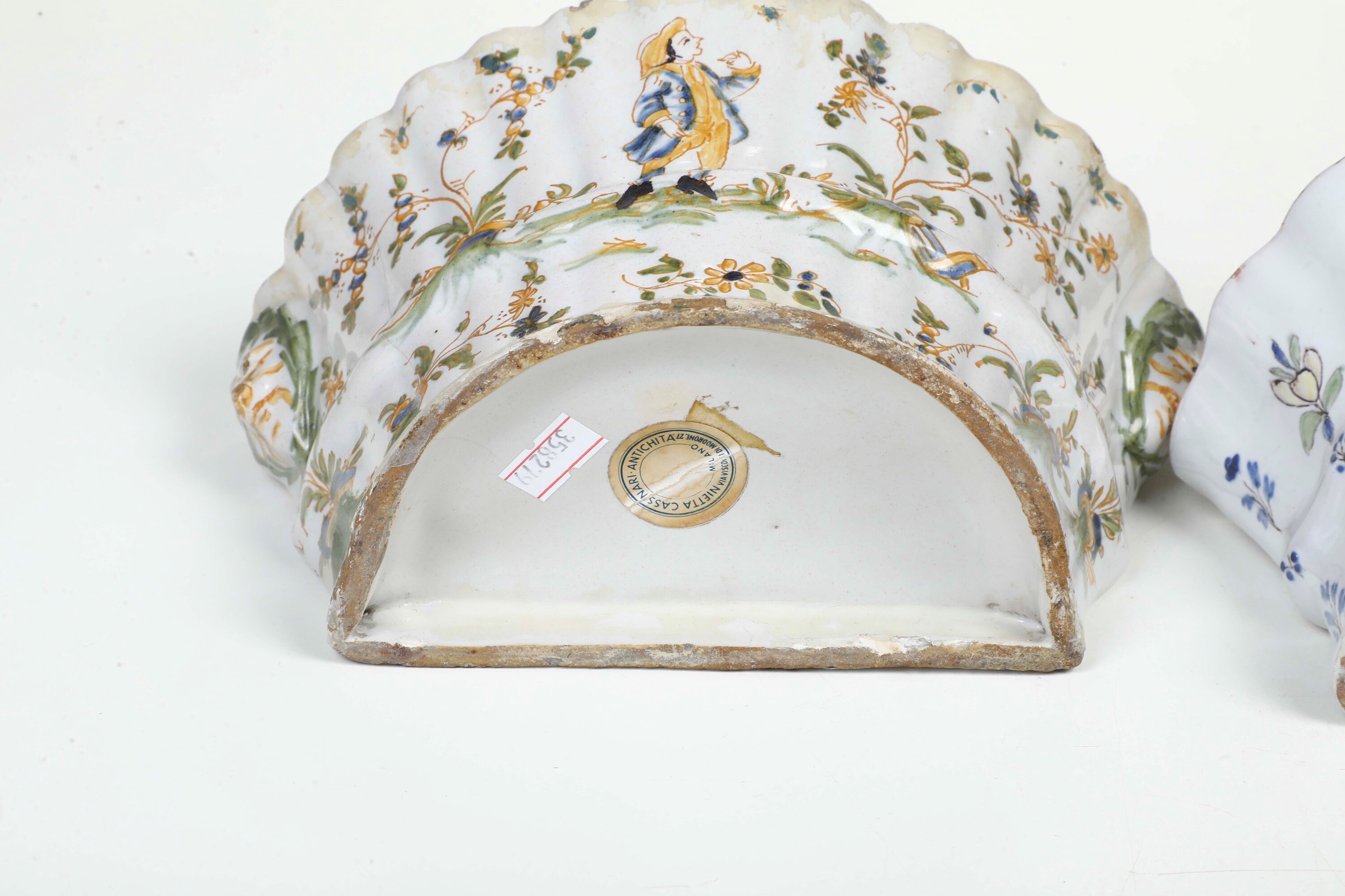 Francia, Moustiers, Fioriera da parete in maiolica, XVIII secolo