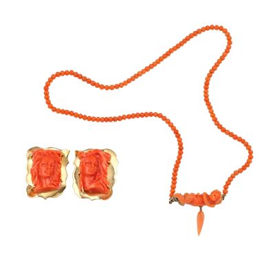 Collana e orecchini in corallo inciso, montature in oro giallo 750/1000 e oro 14Kt